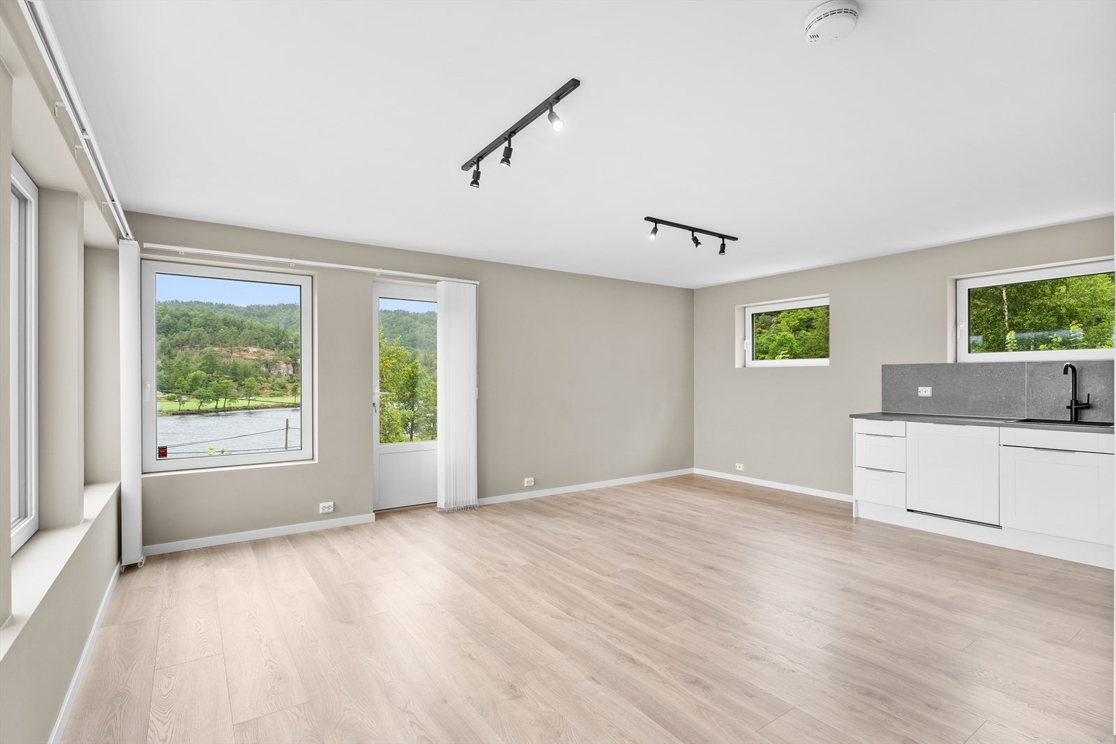 Romslig stue med plass til både sofa og spisebord Galleribilde