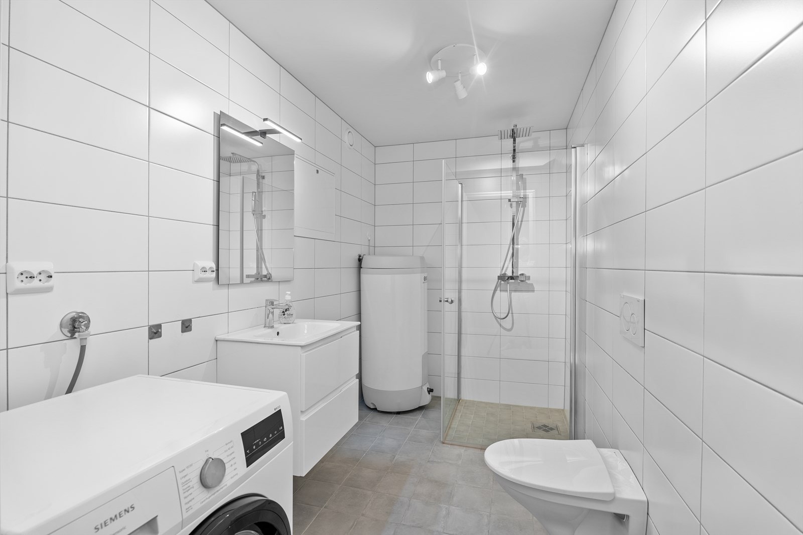 Funksjonelt bad/vaskerom med elektriske varmekabler i gulvet Galleribilde