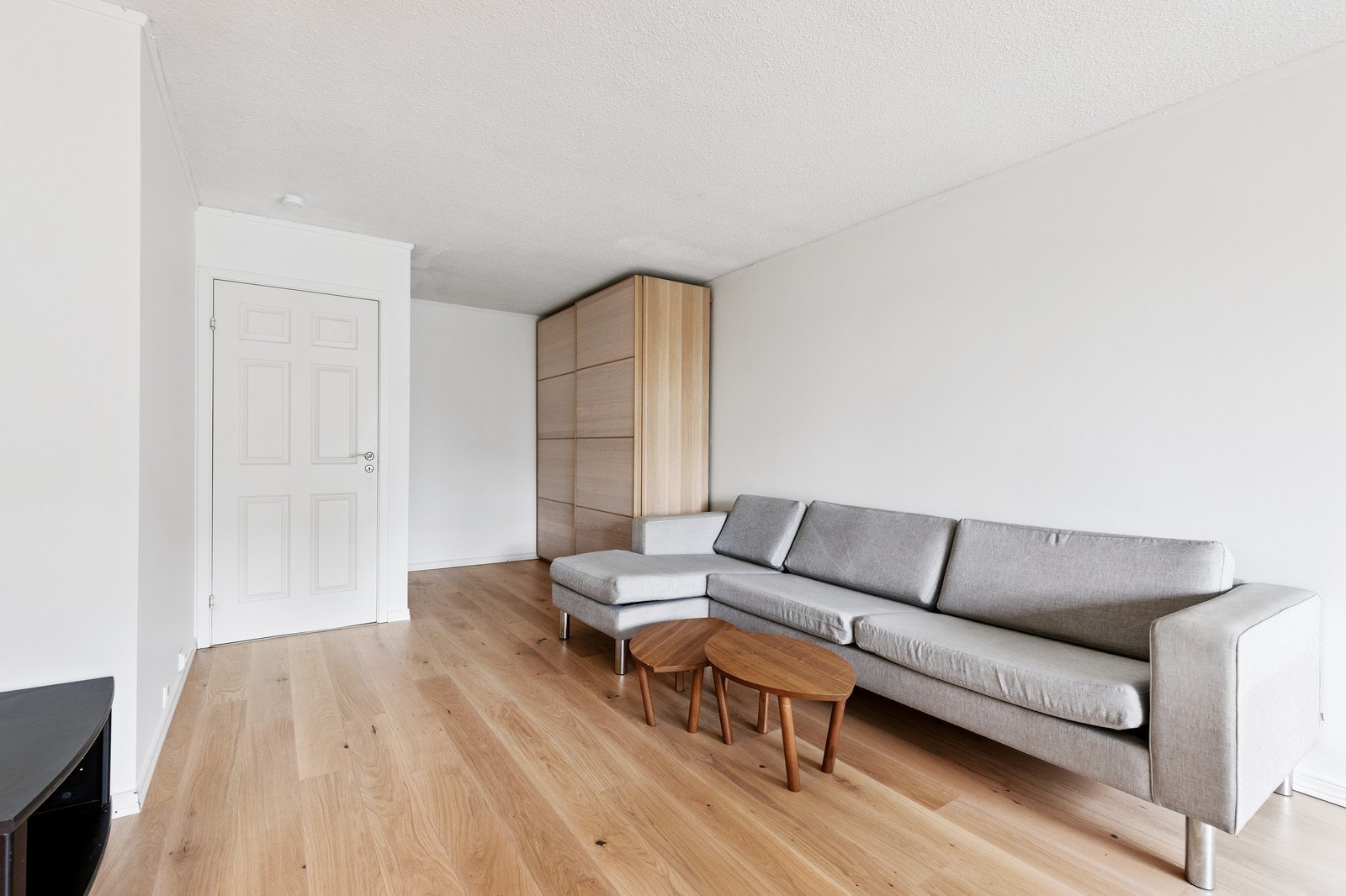 Stor stue med ekstra garderobeplass, kontorløsning og god plass til spisestue og sofa. Galleribilde