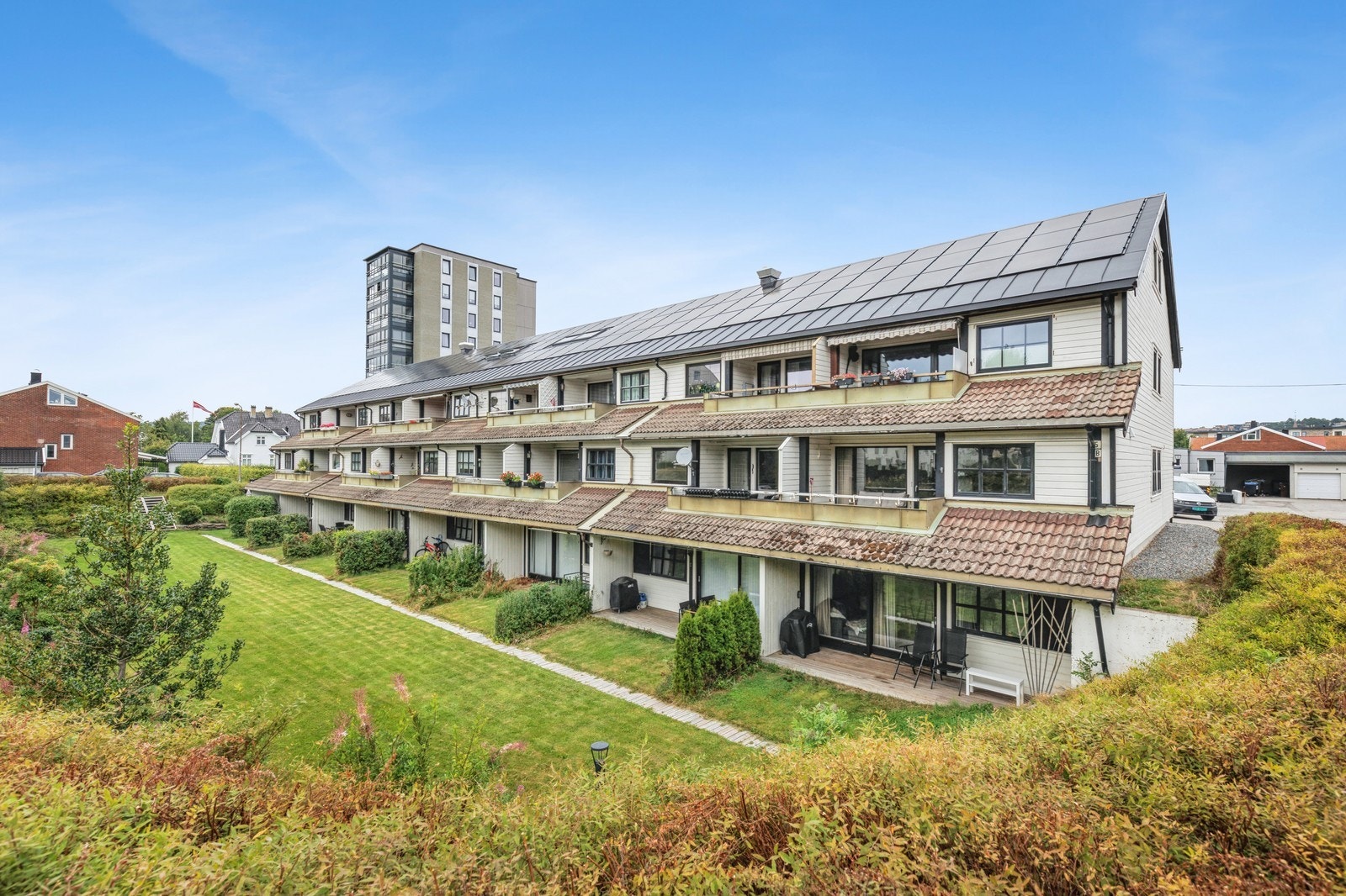 Fasade mot sør. Boligen ligger i 2.etasje fra denne siden, men i 1.etasje fra inngangssiden. Galleribilde