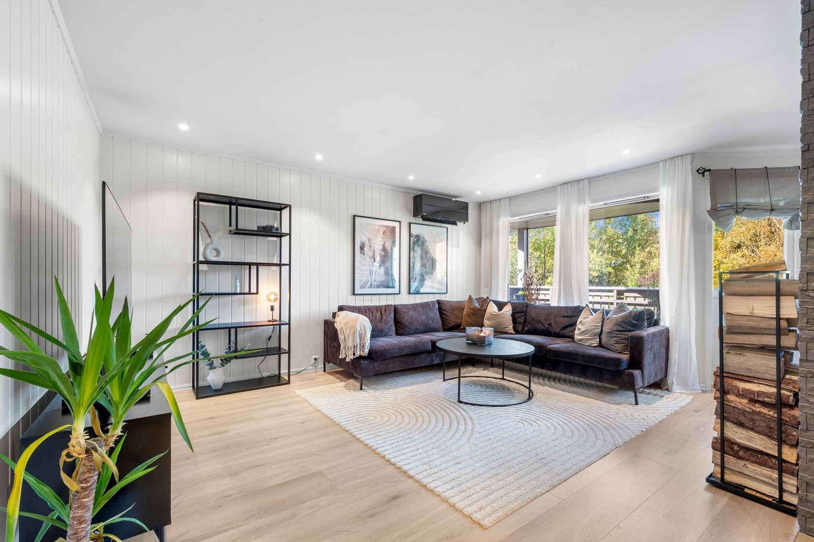 Stuen har lyse og stilrene overflater med 1-stavs laminat på gulv, panel vegger malt i et lyst fargepallett og en utstrakt bruk av downlights i tak. Galleribilde