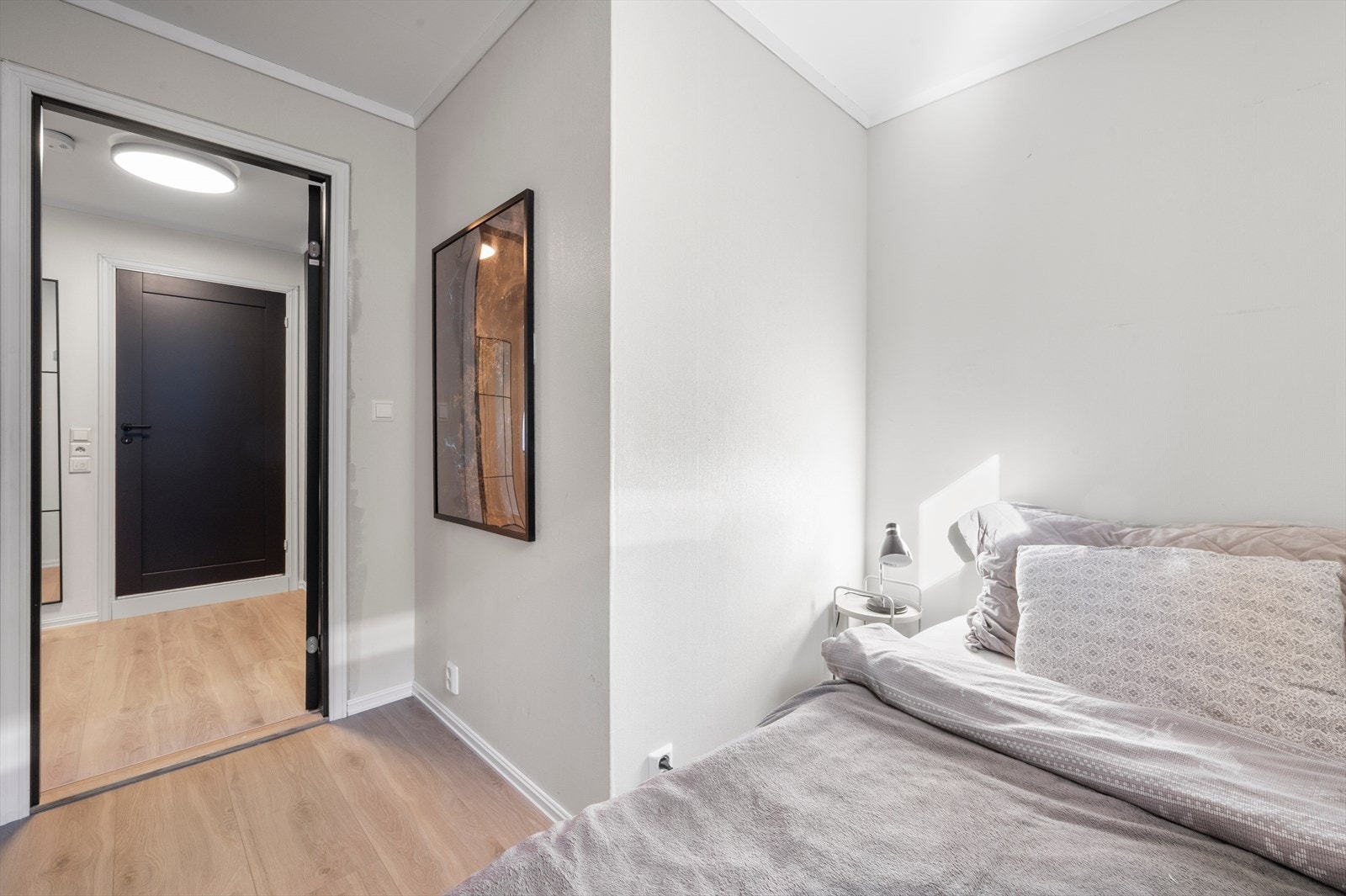 Bod ved entré er utvidet og tar del av arealet fra entréen, rommet brukes i dag som soverom, deler av rommet ikke er godkjent som rom til varig opphold. Galleribilde