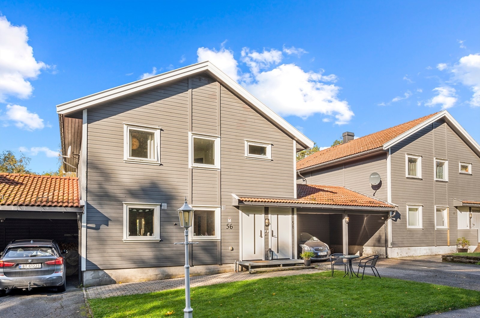 Carport til venstre tilhører tomannsboligen Galleribilde