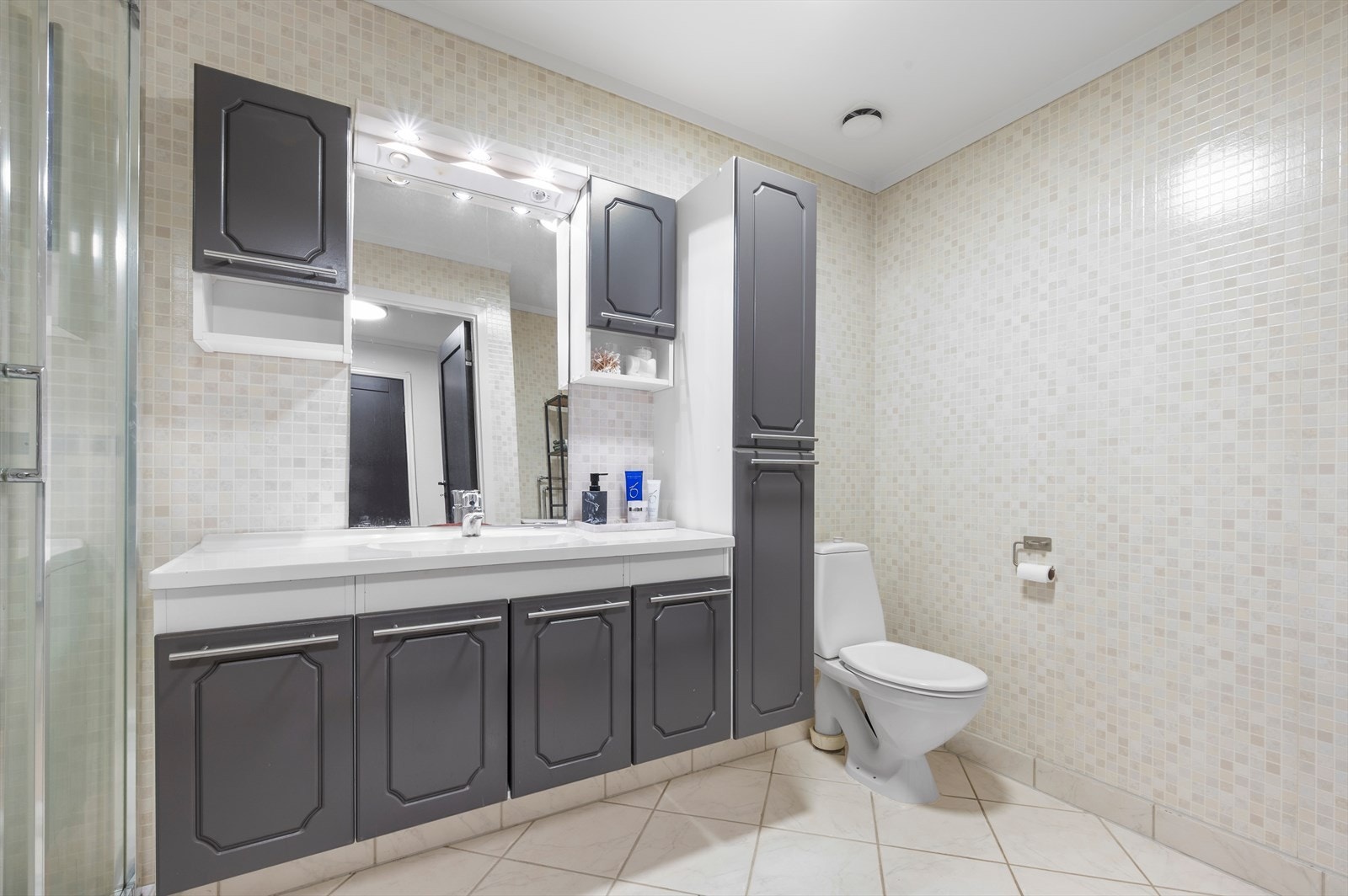 Pent flislagt baderom med gulvvarme. Galleribilde