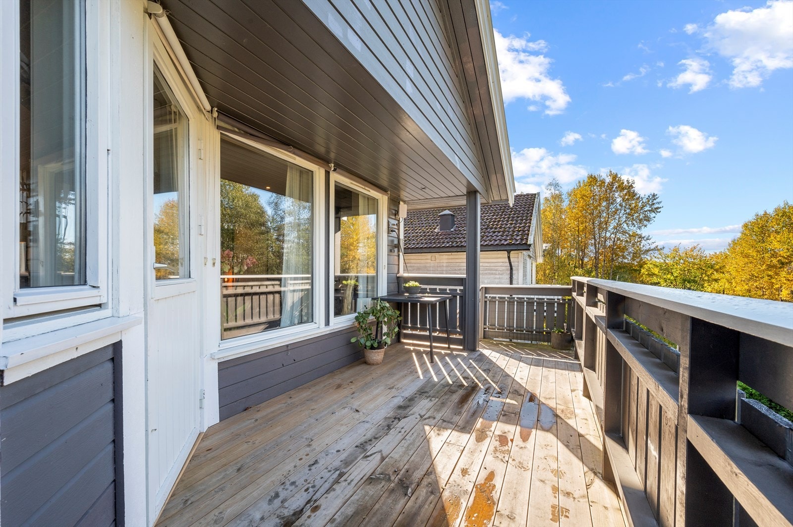 Fra stuen er det dirkete utgang til en hyggelig terrasse, der en kan nyte morgenkaffen. Galleribilde
