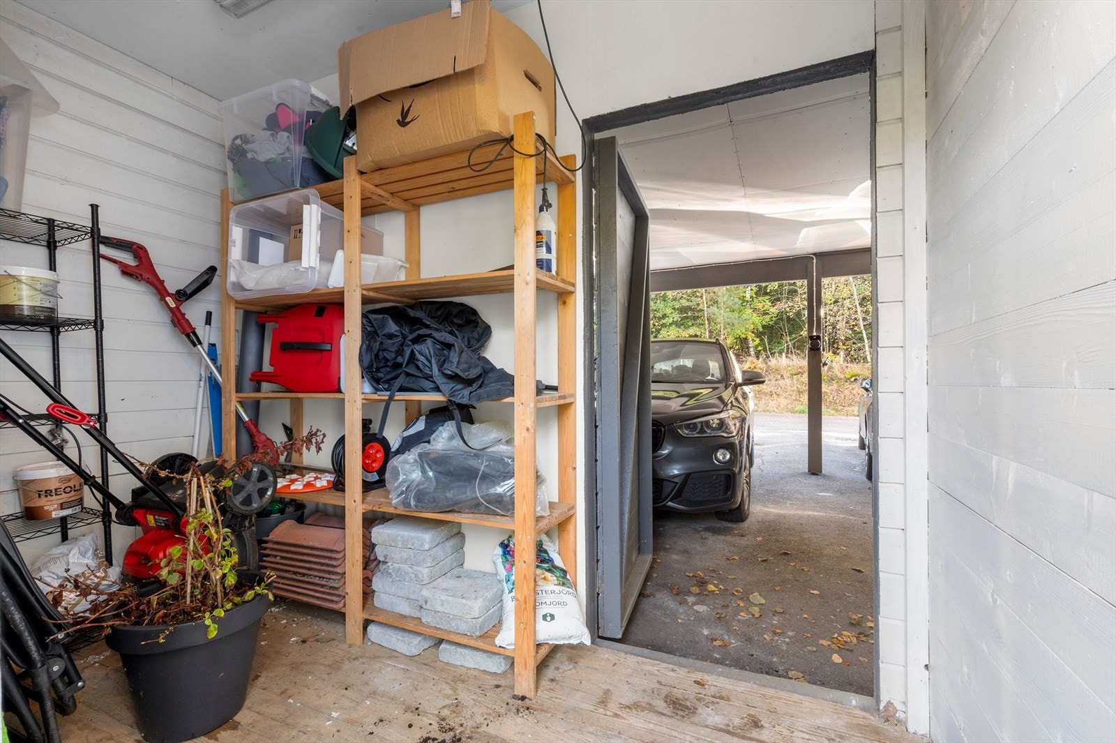 Utvendig sportsbod bak carporten. Galleribilde