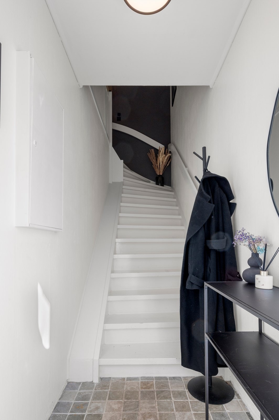 Velkommen inn! Man ankommer boligen via et flislagt vindfang der trappen fører deg videre opp til boligen. Galleribilde