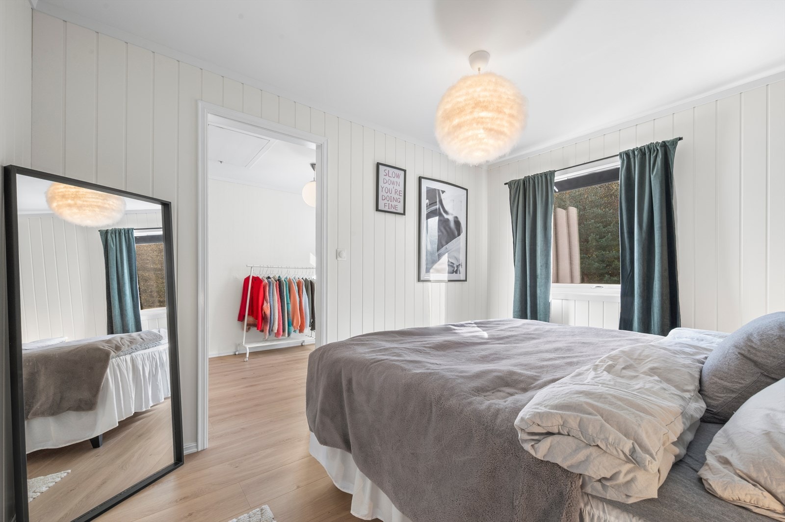 Hovedsoverom har ikke egen døradkomst, men nås via soverom 2. Galleribilde