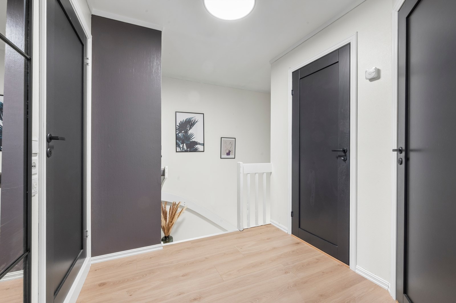 Romslig entrè med god plass til oppheng for yttertøy og til å sette ifra seg sko. - Dører i gangen er kjøpt nye i 2024 - tre stk. Galleribilde