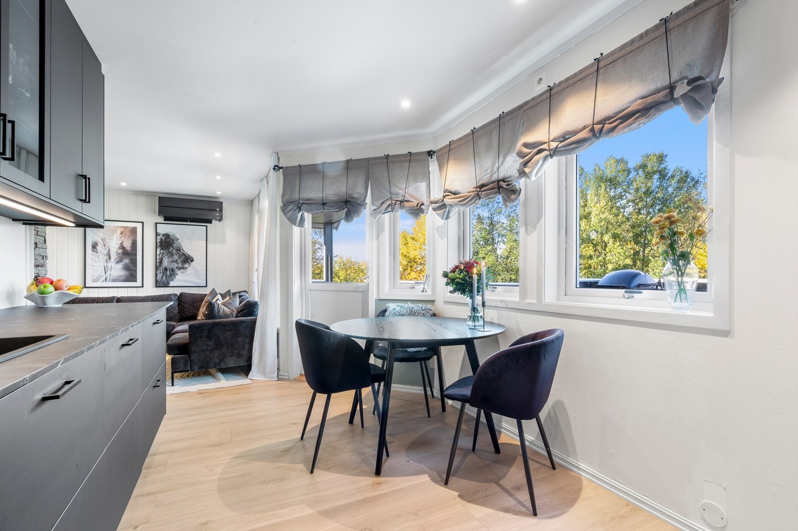 De slette overflatene og den gjennomførte belysningen fremhever kjøkkenets moderne estetikk. Galleribilde