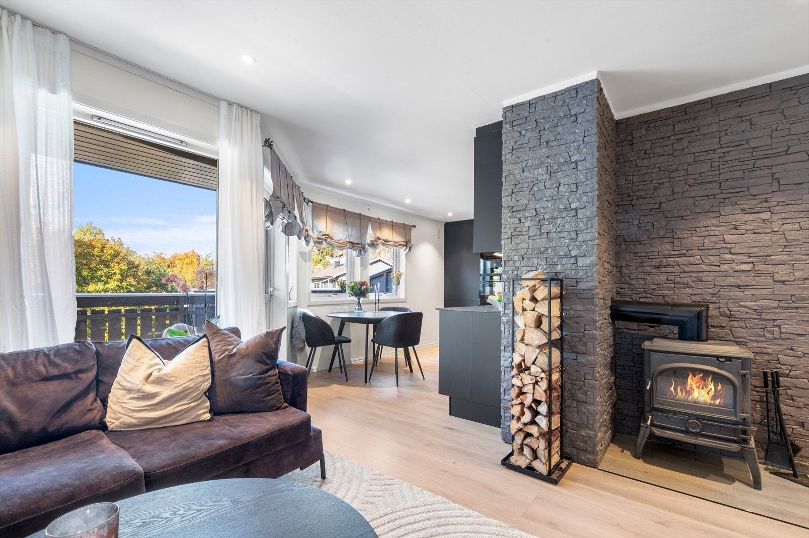 Boligen har en åpen løsning mot kjøkkenet, som gjør at romme føles som et hyggelig og sosialt allrom. Galleribilde