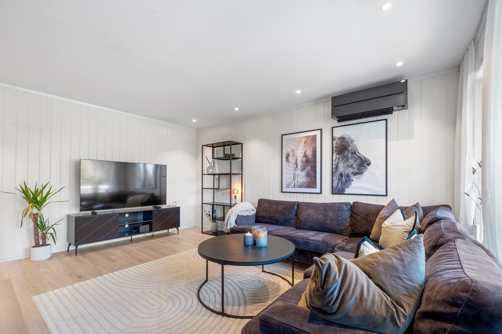 Stuen holder god romslighet og det er god plass til en hyggelig sofakrok i tv-stuen, spisebord og lesekrok. Galleribilde