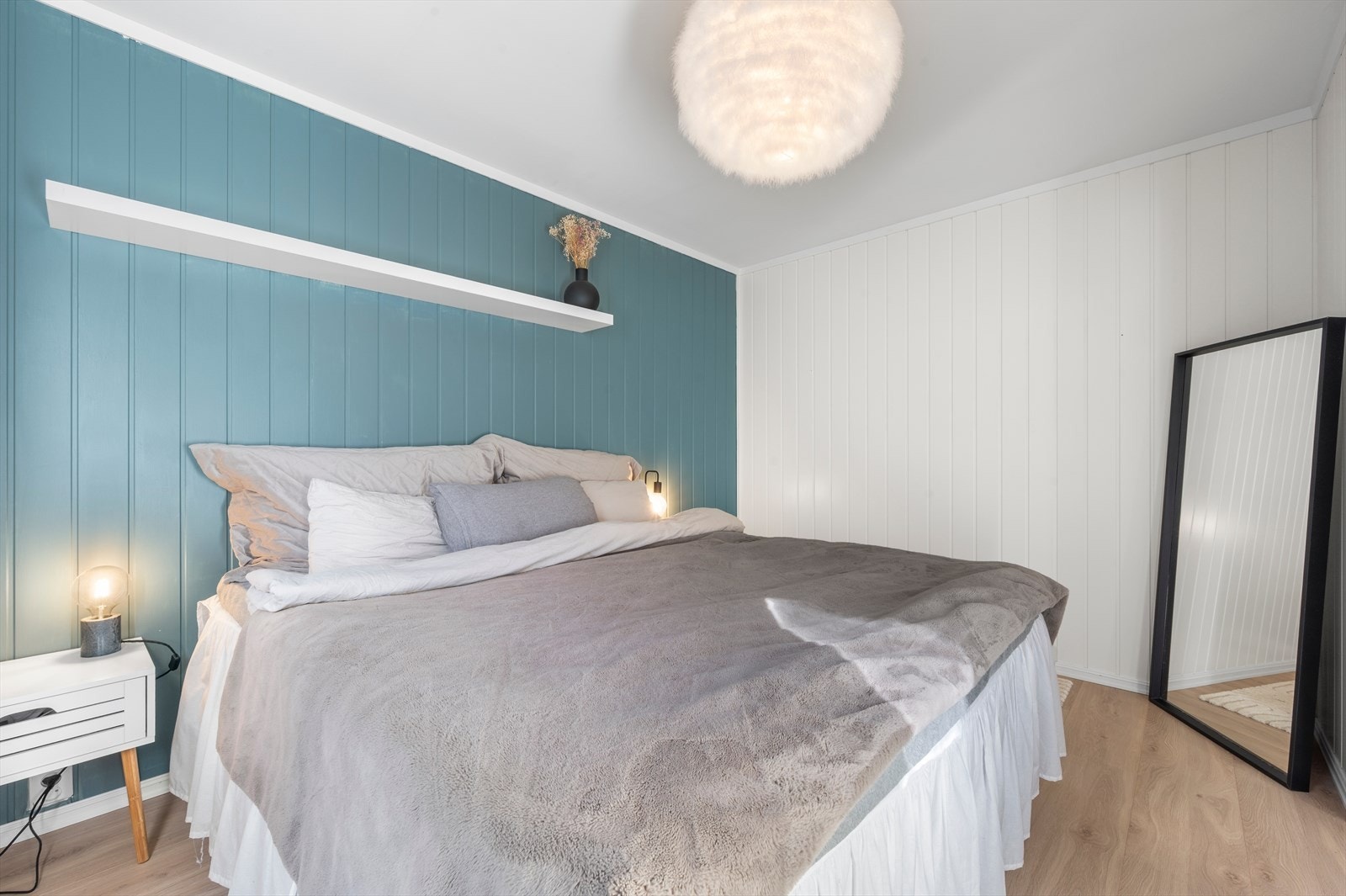 Hovedsoverommet er lyst og pent innredet med god plass til dobbeltseng med tilhørende nattbord og rom for oppbevaring av klær og sko. Galleribilde