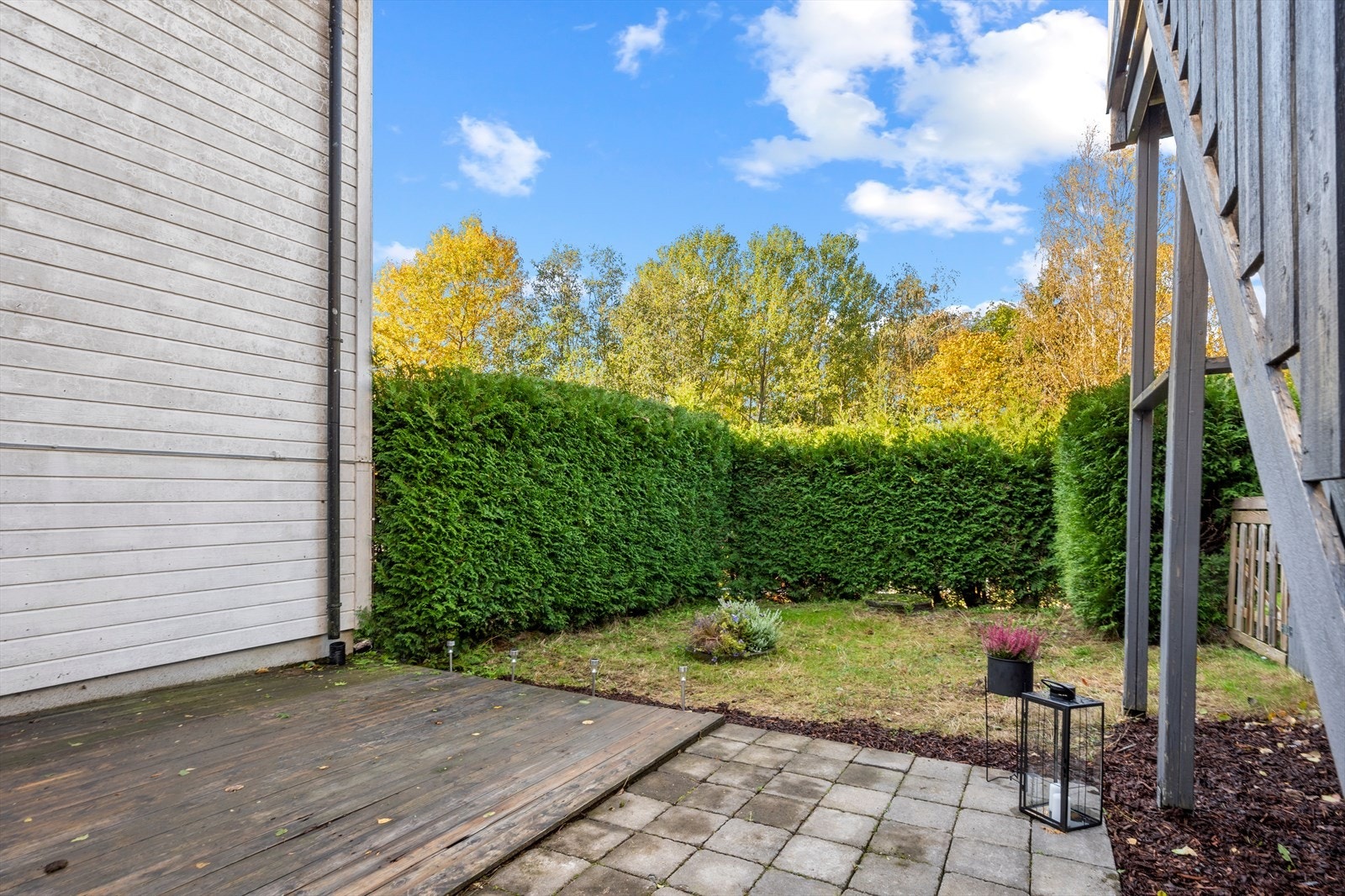 Det er laget en terrasse med belegningsstein på bakkeplan. Galleribilde