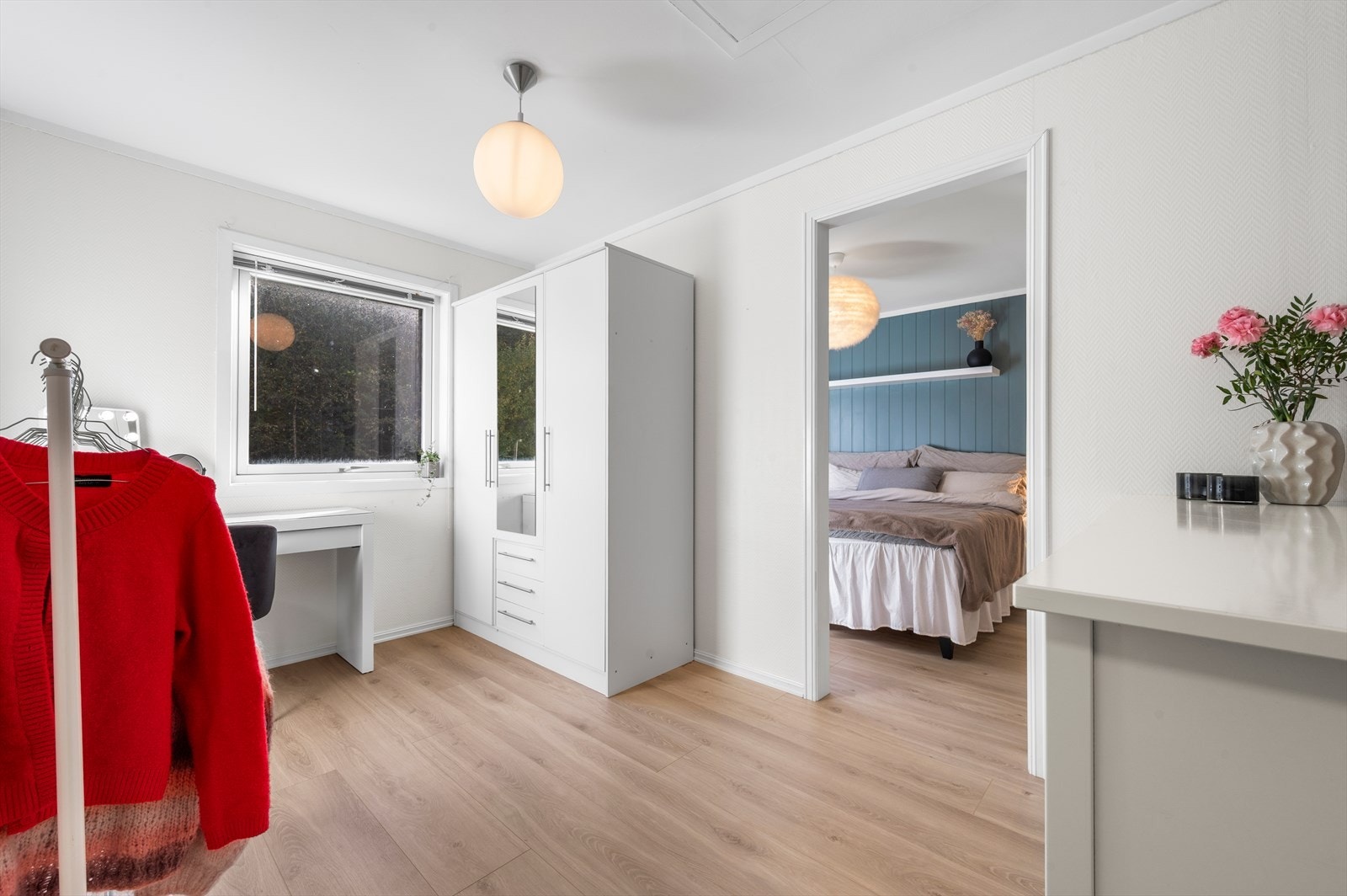 Soverom 2 har gode lysforhold, smarte oppbevaringsløsninger, god plass til seng og utstråler en behagelig atmosfære for avslapning og hvile. Galleribilde