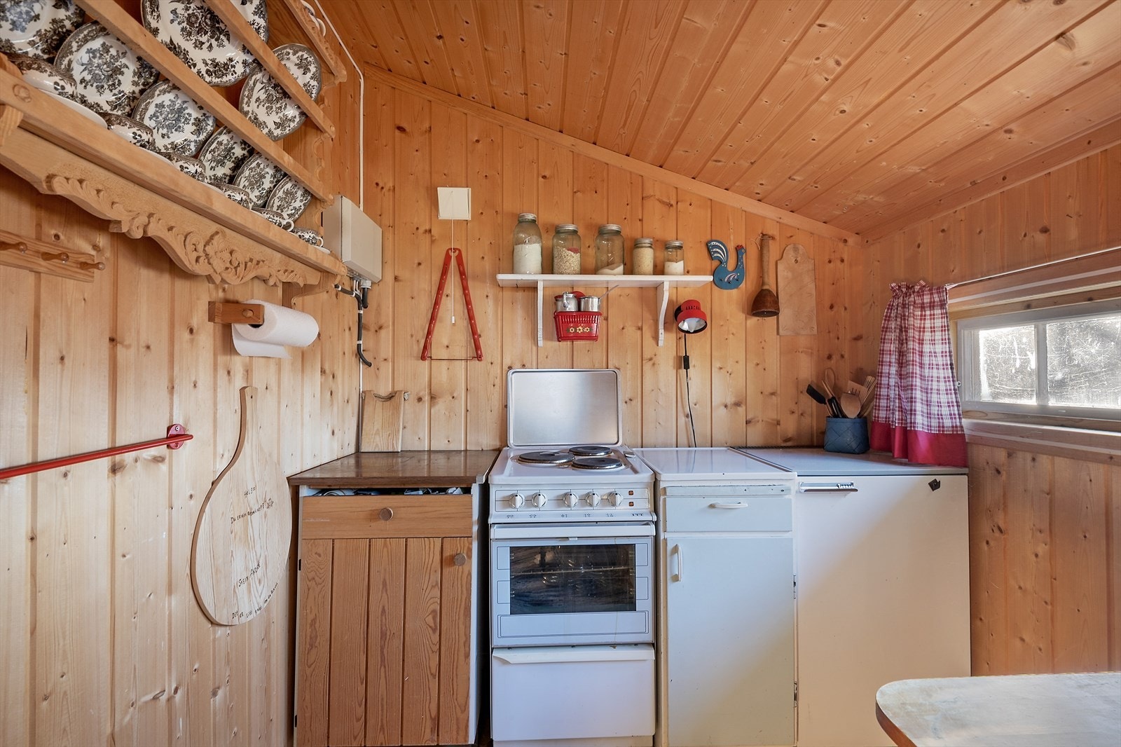 Innredet ekstra kjøkken i tidligere bodrom. Galleribilde