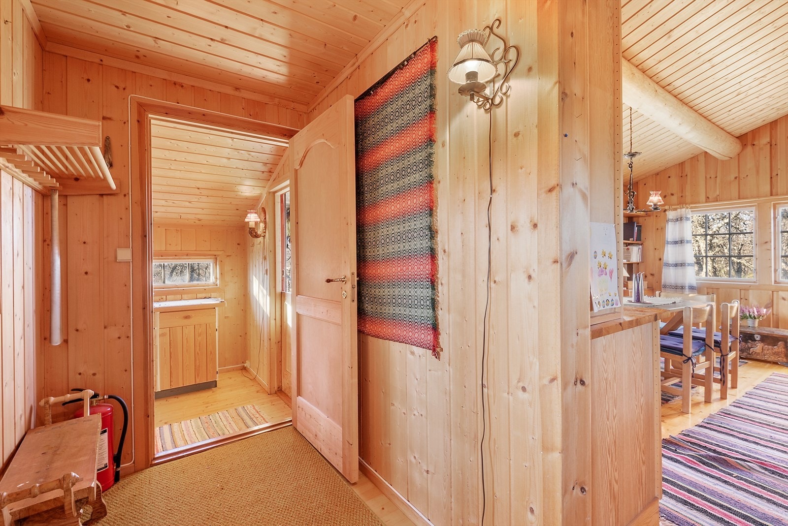 Gang med oppheng for jakker. Galleribilde