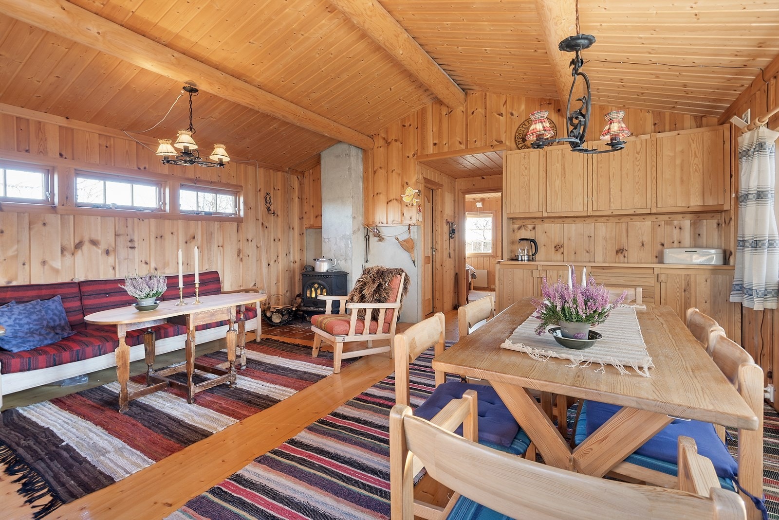 Enkel kjøkkeninnredning som del av stue. Galleribilde