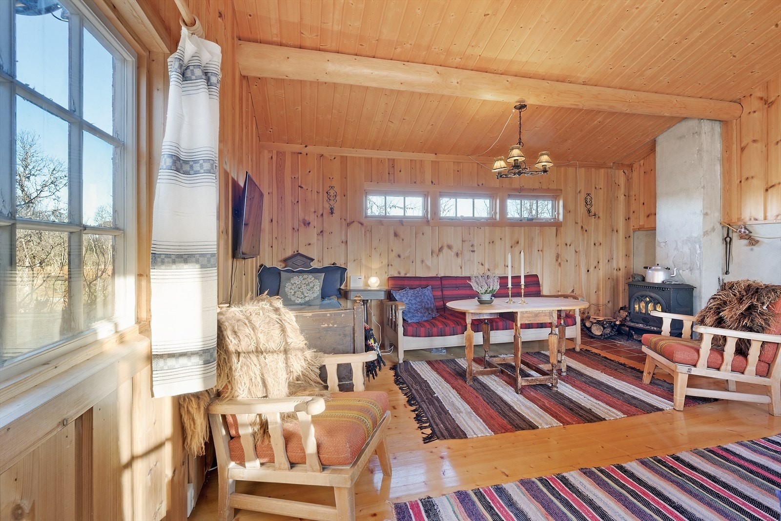 Vedfyring gir god varme på kjølige kvelder. Galleribilde