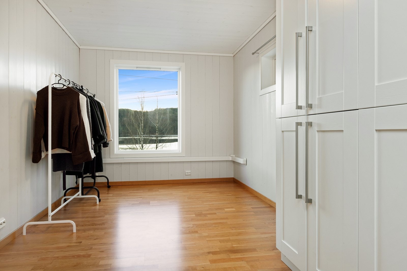 I 1. etasje finner vi 1 soverom. Her finner vi garderobeskap i samme utførsel som på kjøkkenet. Galleribilde