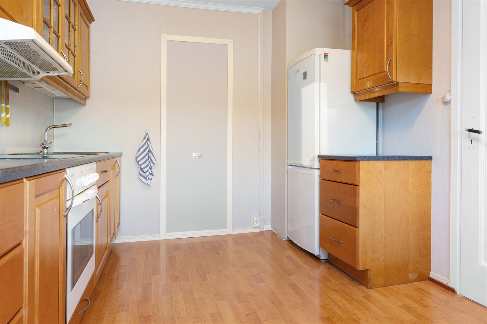 Hybel - Kjøkken med integrert komfyr Galleribilde