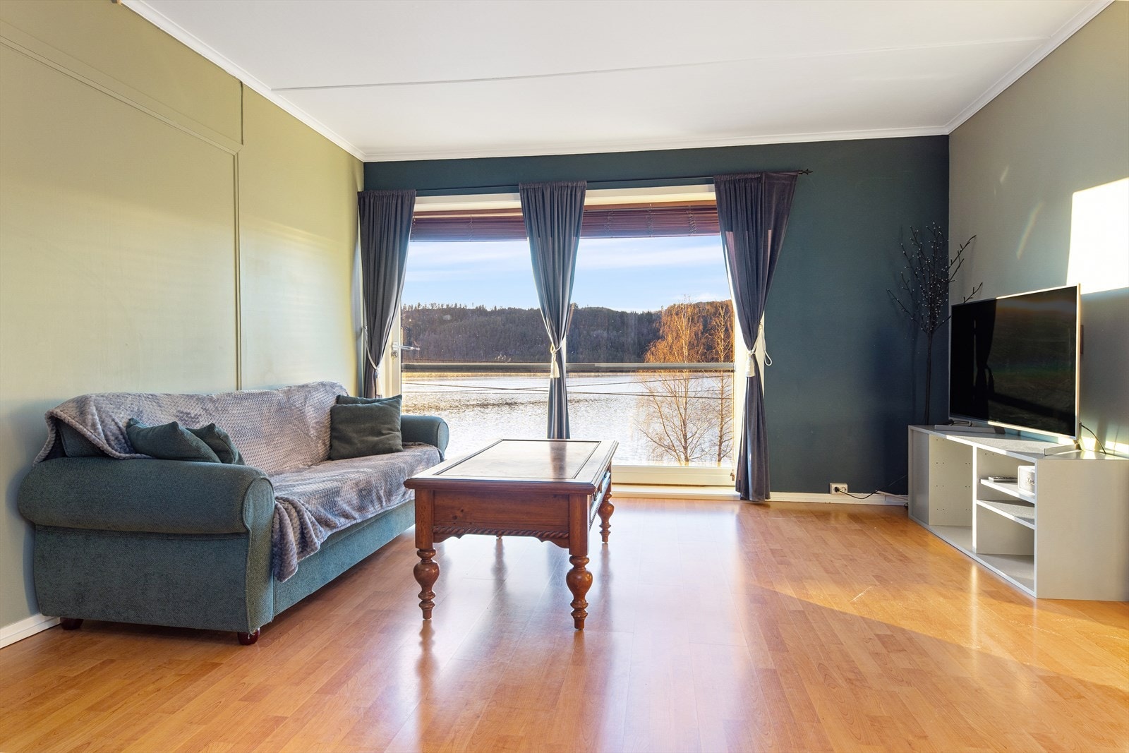 Så er vi i utleiedelen. Her ser vi stuen med fransk balkong. Galleribilde