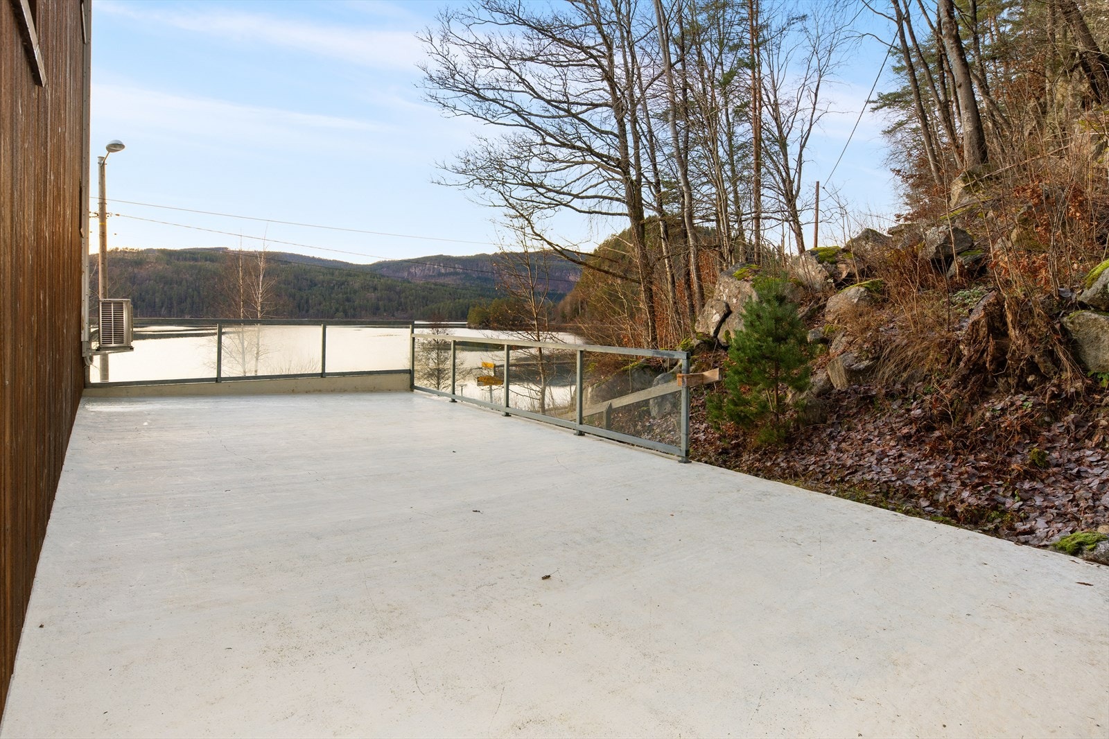 Ute finner vi flere soner og uteplasser som man kan nyte fine dager på. Galleribilde