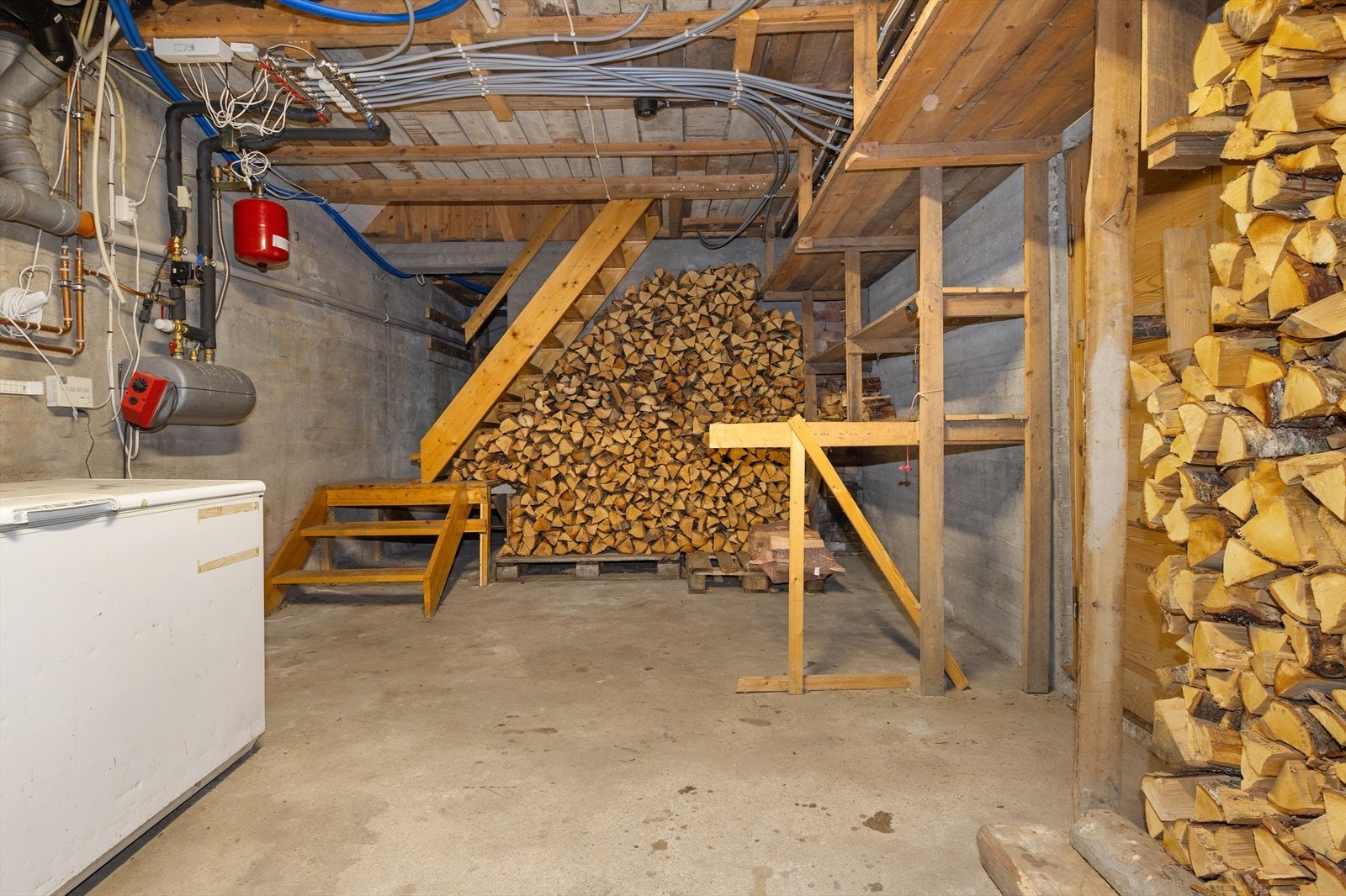 Kjellerrom med god oppbevaringsmulighet. Galleribilde