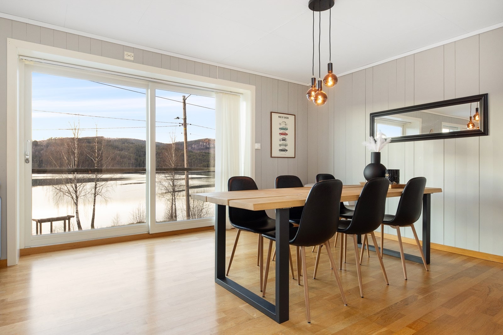 Skyvedør/fransk balkong og flott utsikt mot vannet og omgivelsene. Galleribilde