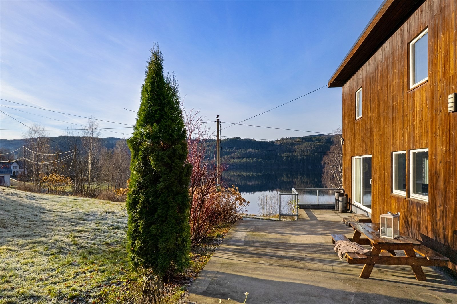 Her har man fin utsikt mot vannet og omgivelsene. Galleribilde