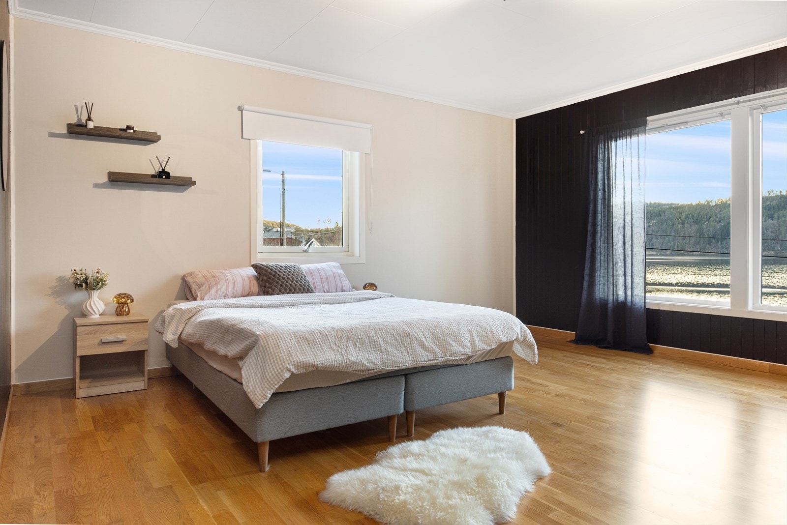 Dette er romslig og har store vinduer og en flott utsikt. Galleribilde