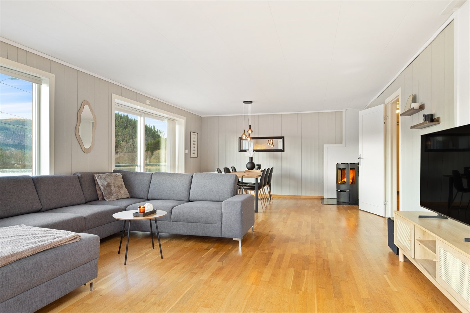 Stue med god plass til sofagruppe og spisebord. Galleribilde