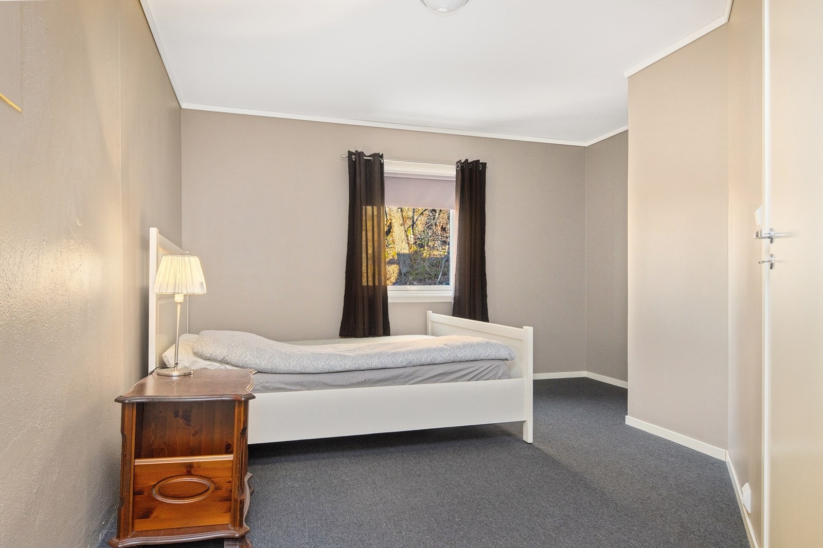 Soverom hybel med plass til dobbeltseng. Tilknyttet eget bad. Galleribilde