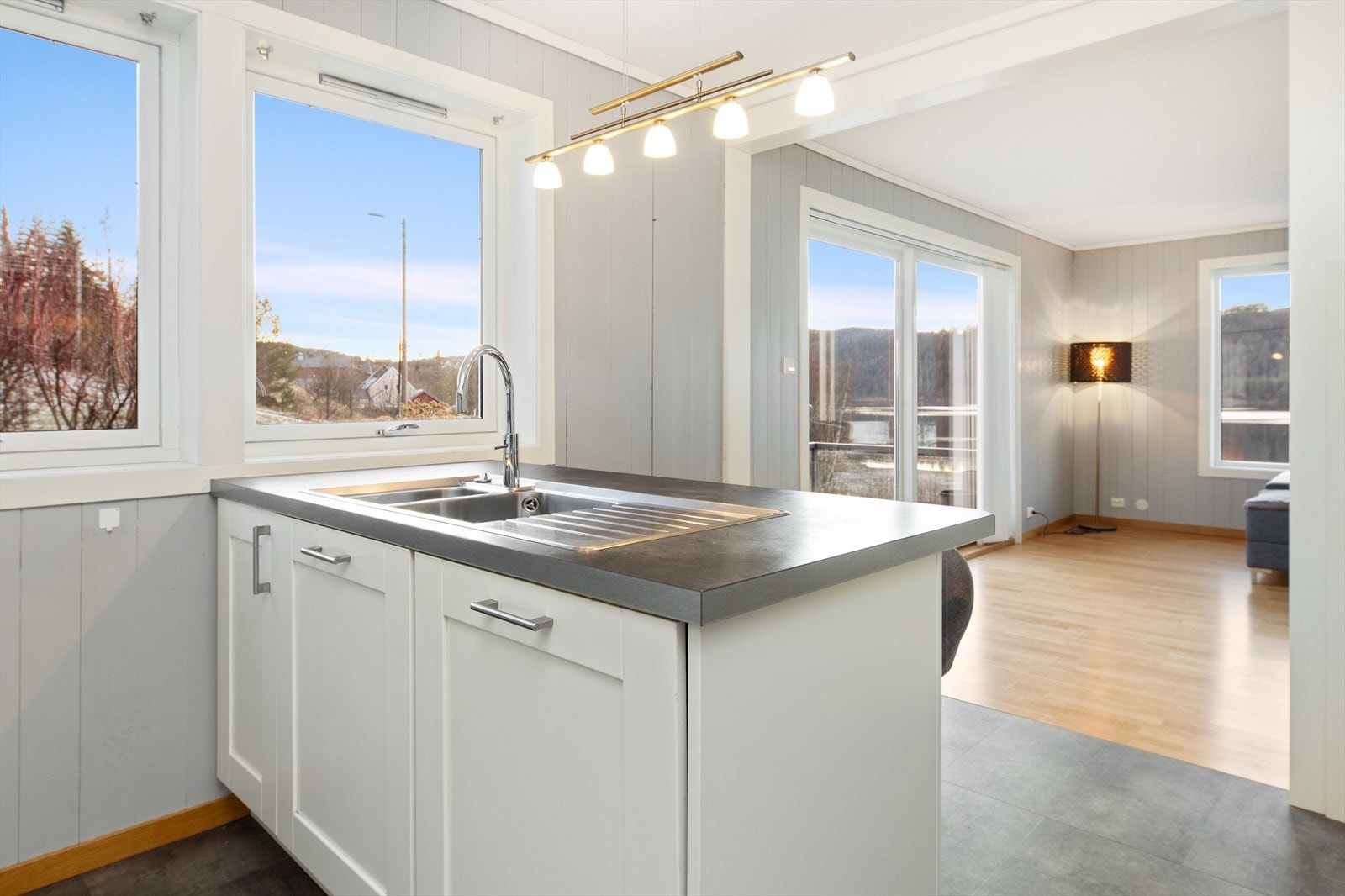 Tilknyttet stuen har man en delvis åpen løsning mot kjøkkenet. Galleribilde