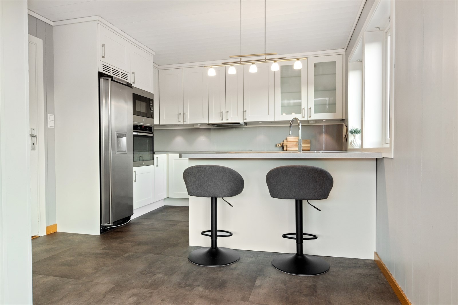 Kjøkkenet har lagringsplass i skuffer og skap. Integrert komfyr, steketopp, mikrobølgeovn og oppvaskmaskin. Frittstående kjøleskap. Galleribilde