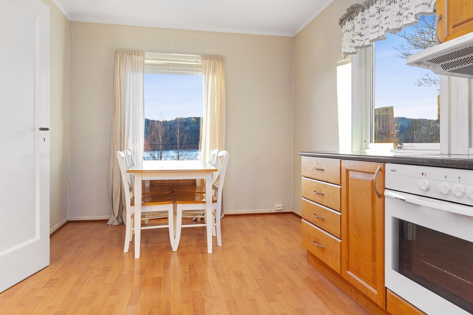 Her har man plass til kjøkkenbord - Fin utsikt Galleribilde