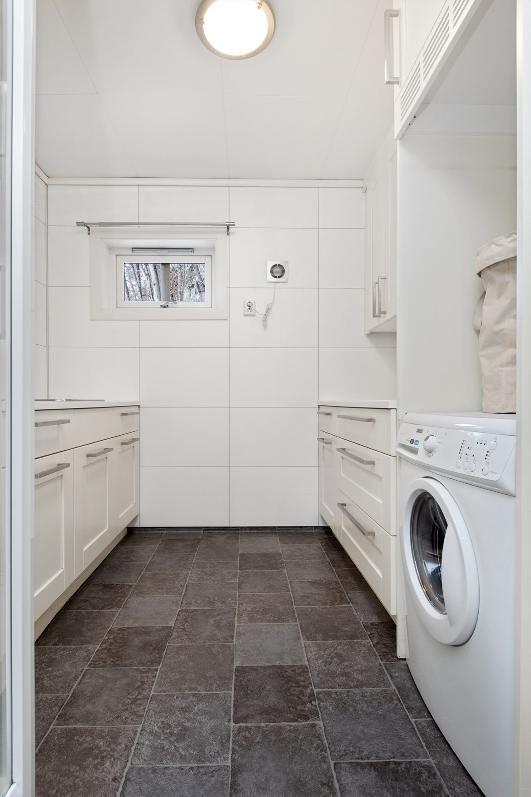 Og vaskesøyle som er praktisk for en organisert klesvask i hverdagen. Galleribilde