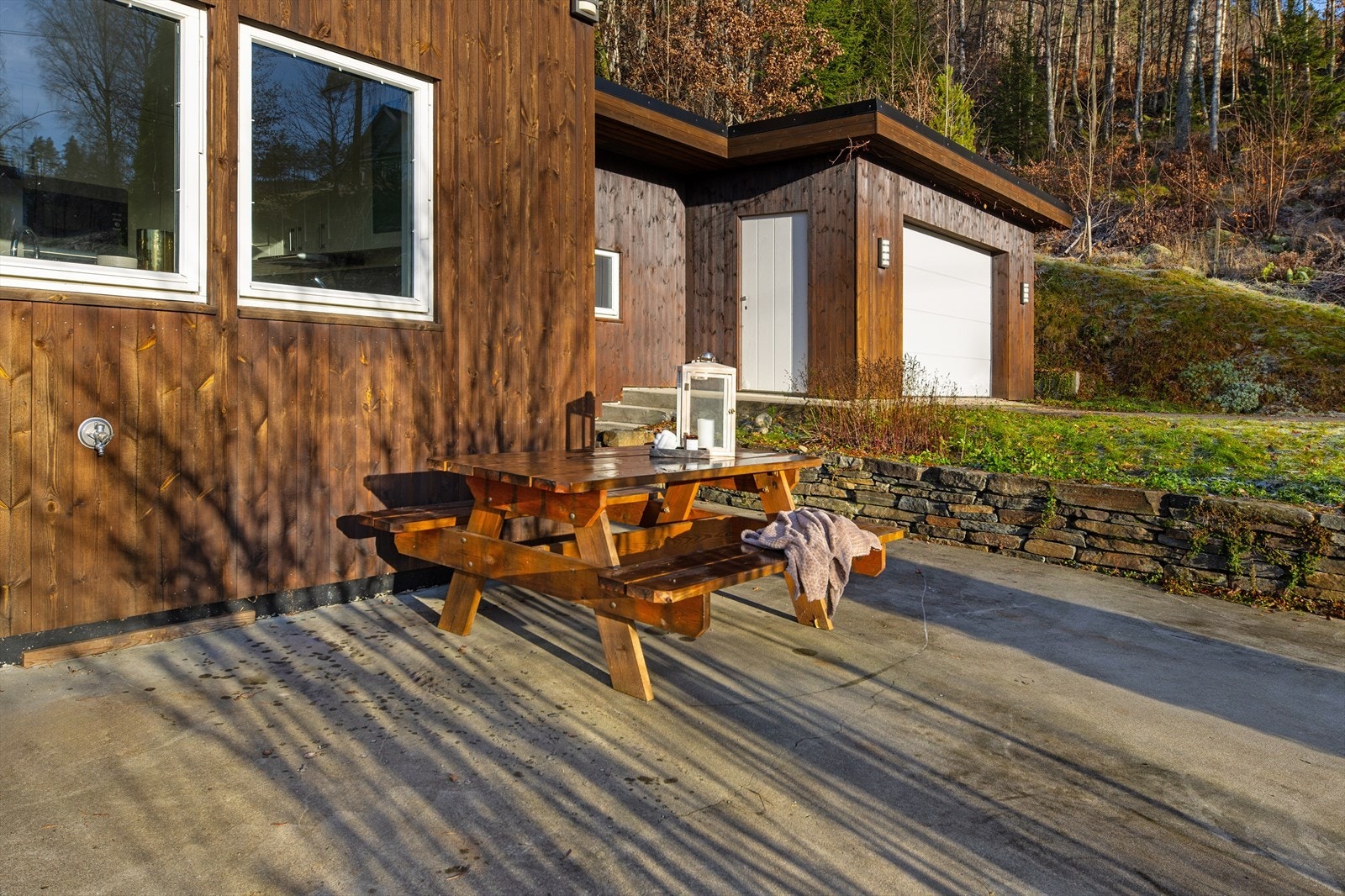 Ved inngangsparti finner vi også en fin uteplass. Galleribilde