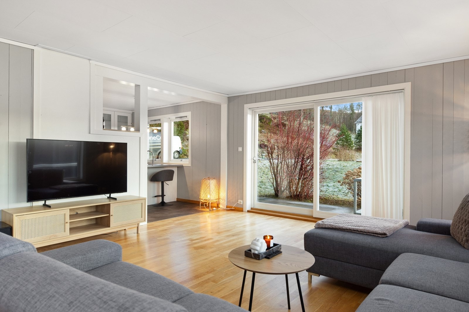 Lys stue med åpen løsning mot kjøkken, samt store vindusflater som sikrer godt med naturlig dagslys. Galleribilde