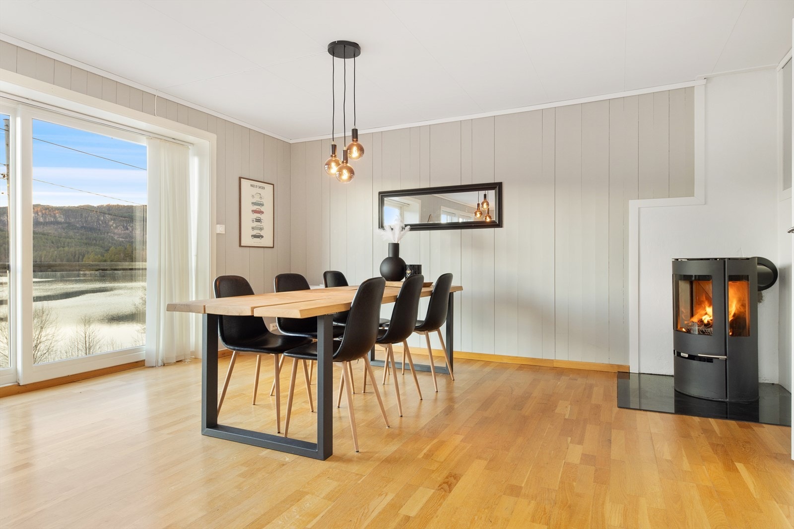 I stuen finner vi også en delikat vedovn som sikrer god varme og en koselig stemning på kaldere dager. Galleribilde