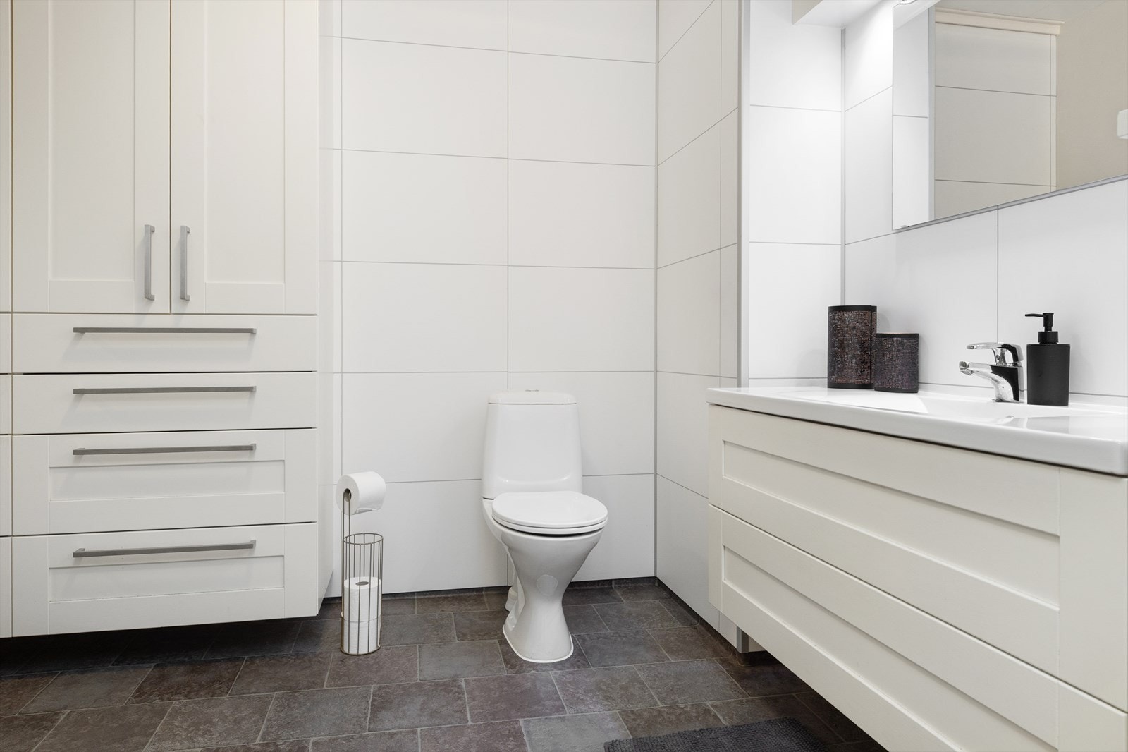 Bad med belegg og baderomsplater på vegg. Galleribilde