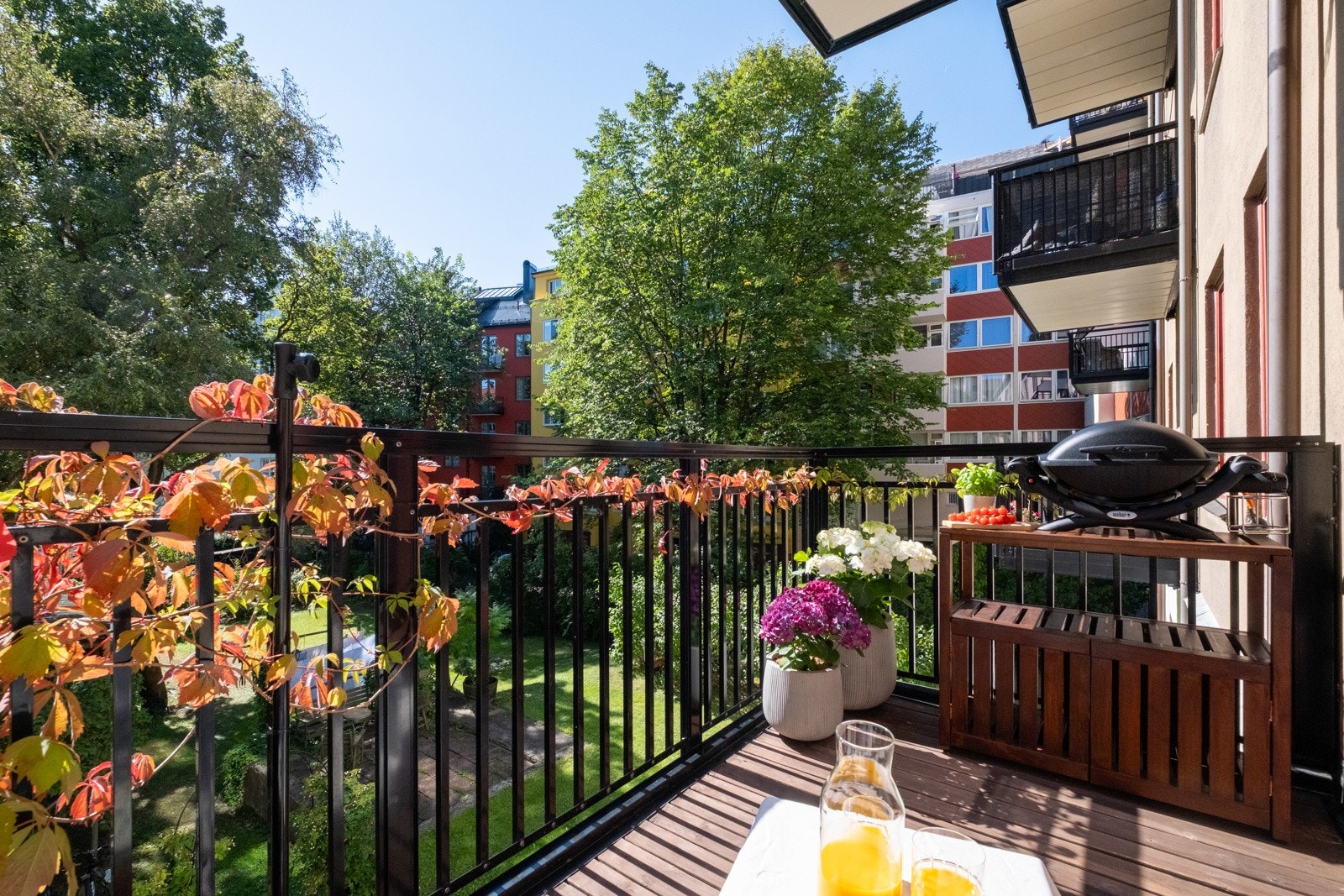 Balkongen fungerer som et ekstra rom i den varme årstiden, og skaper en fin overgang mellom boligen og grøntarealene utenfor. Galleribilde