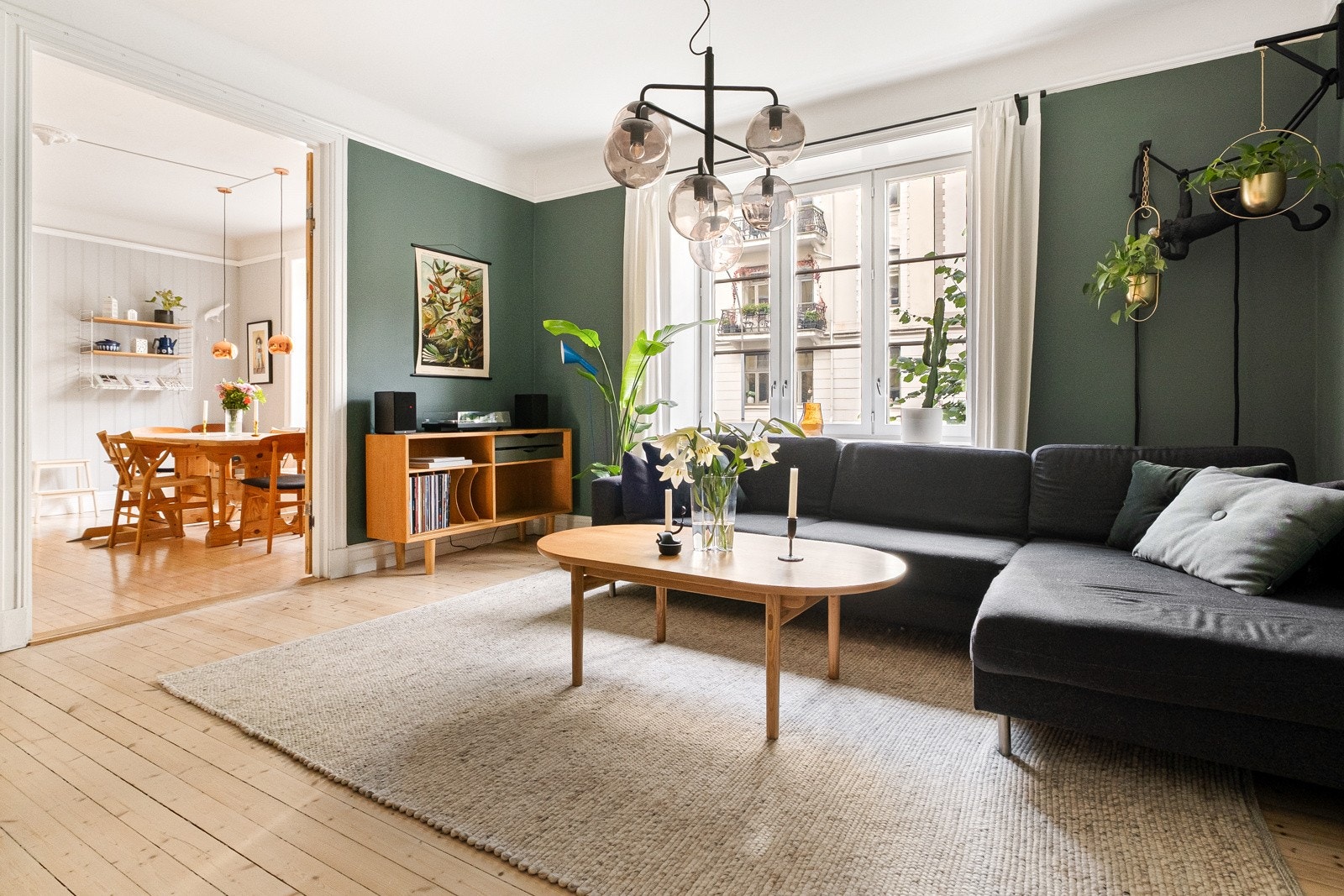 Stuen har en generøs takhøyde, målt til 2,73 meter. Galleribilde