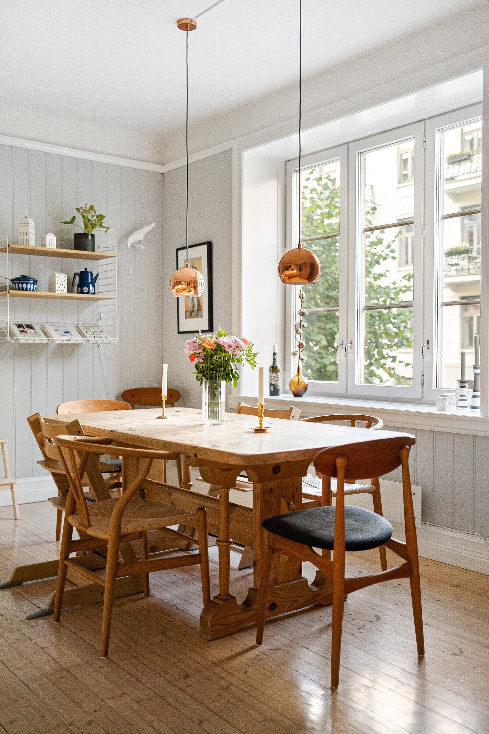 Spisebordet på kjøkkenet blir et naturlig samlingspunkt i hverdagen. Galleribilde