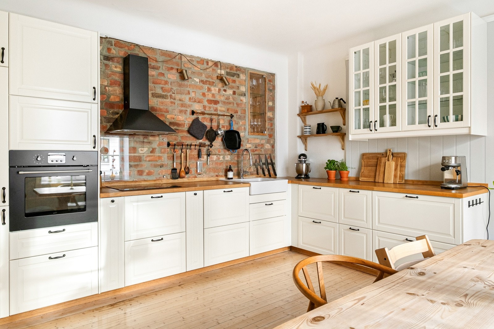 Kjøkkenet har god arbeidsplass og rikelig med oppbevaring. Galleribilde