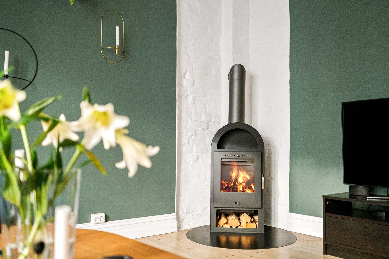 Ildstedet i stuen gir både varme og atmosfære. Galleribilde