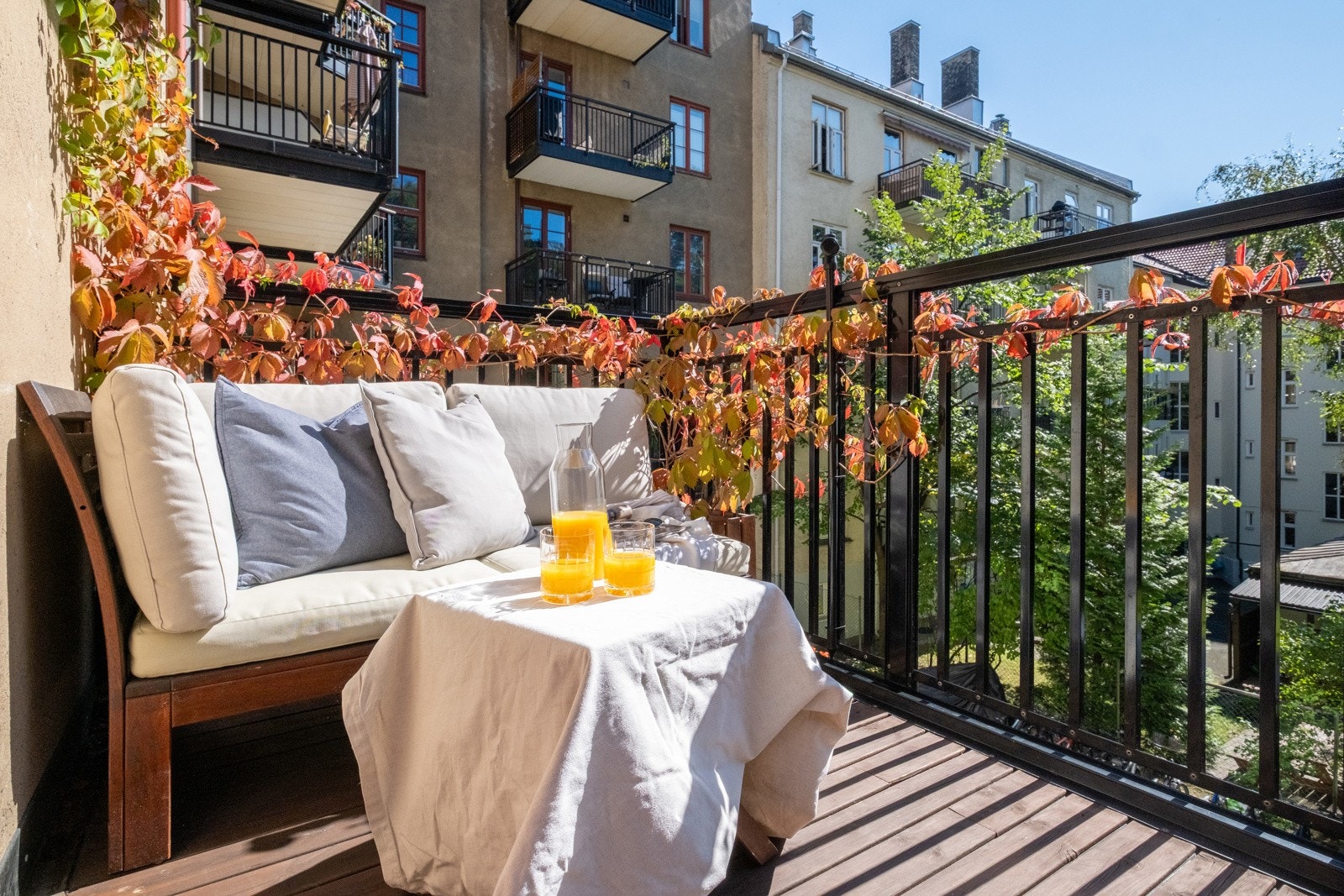 Balkongen har gode solforhold mot sydvest (fra ca. 10:30 til ca. 18:30 om sommeren). Galleribilde