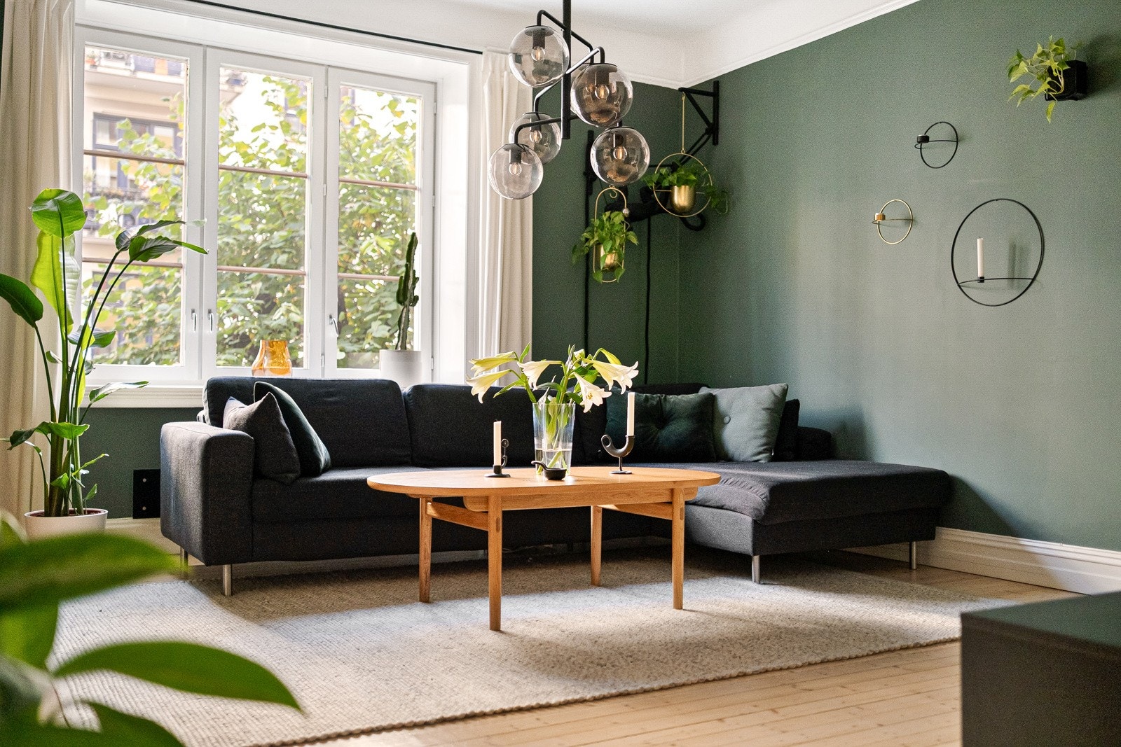 Rikelig med naturlig dagslys, god takhøyde, delikate farger og originale tregulv - klassiske elementer som skaper en flott helhet! Galleribilde