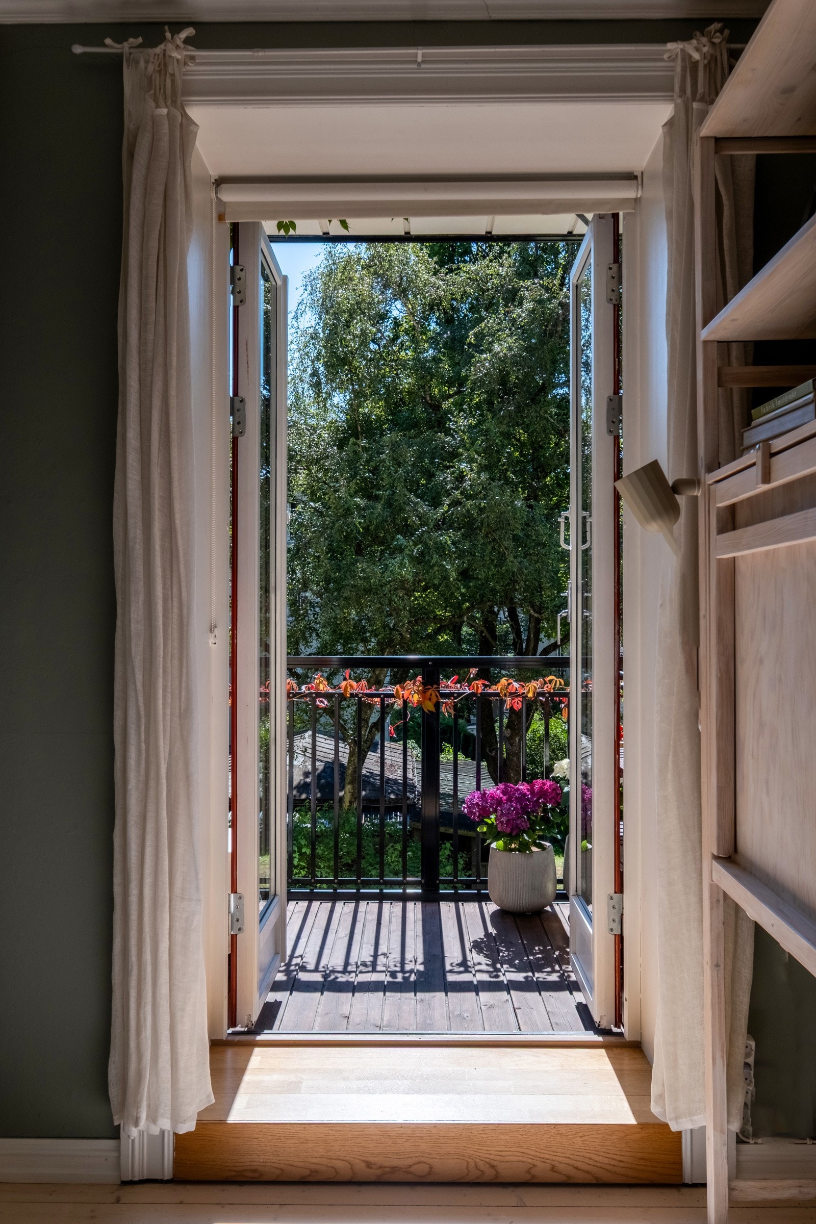 Fra det ene soverommet er det utgang til egen balkong mot sydvest. Galleribilde