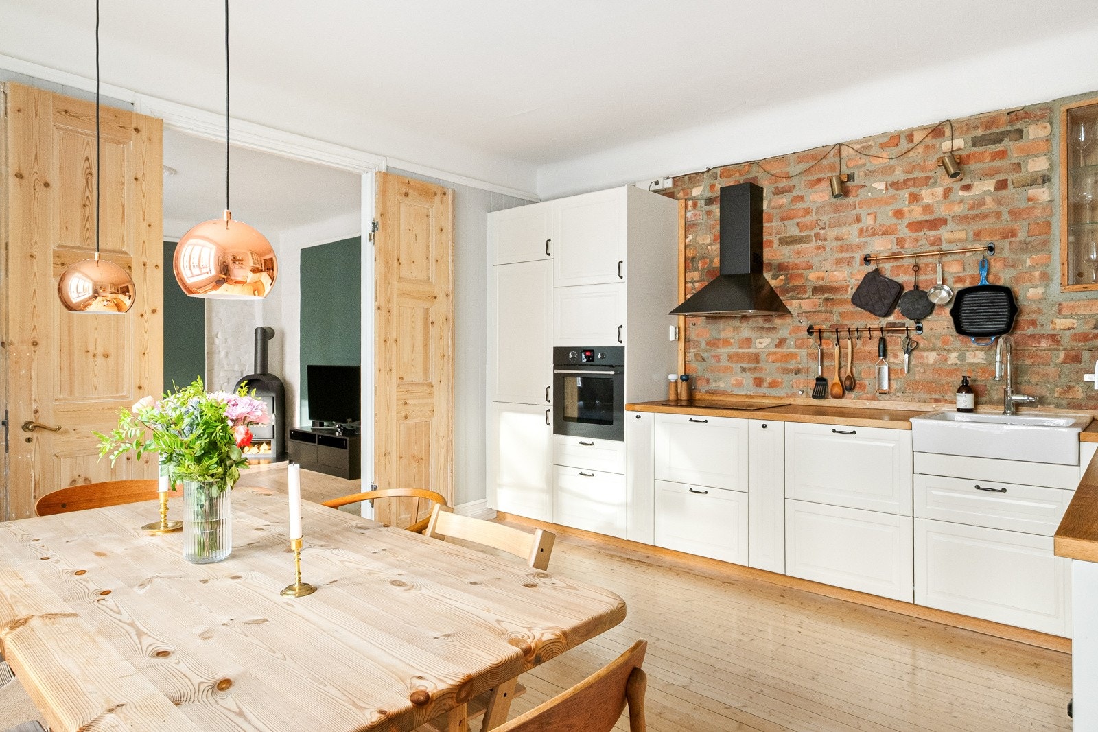 Stor åpning med originale doble fløydører mellom stuen og kjøkkenet. Galleribilde